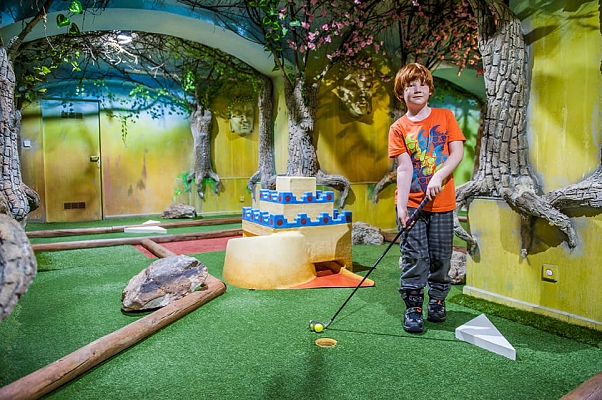 INDOOR ADVENTURE GOLF